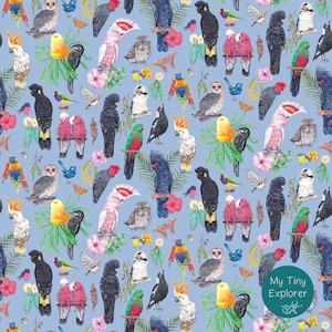 Puede incluir: Un patrón repetitivo de aves coloridas, incluyendo loros, búhos y cacatúas, sobre un fondo azul claro. El diseño presenta diversas especies de aves con plumajes vibrantes, flores y follaje. El texto "My Tiny Explorer" es visible en la esquina inferior derecha.