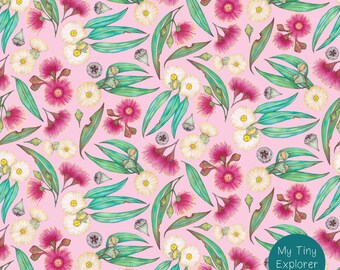 Puede incluir: Patrón floral sin costuras con ilustraciones de hojas de eucalipto, vainas de semillas y flores en tonos rosa, blanco y verde sobre un fondo rosa claro. El diseño incluye el texto "My Tiny Explorer" en un círculo turquesa.