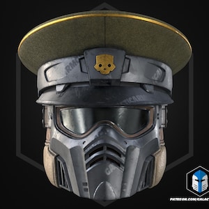 Puede incluir: Diseño detallado de casco futurista. Presenta una gorra verde de estilo militar con ribete dorado y un emblema de calavera. El casco tiene una máscara facial gris metálica con gafas y un respirador, ideal para cosplay o ciencia ficción.
