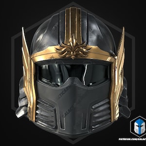 以下が含まれることがあります： 未来的な黒と金のヘルメット、バイザー付き。ヘルメットは、王冠と側面に金色のアクセントがあり、様式化されたデザインが特徴です。全体的な美しさは、SFまたはファンタジーのテーマを示唆しています。