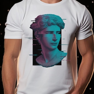 Peut inclure: T-shirt blanc avec un motif numérique d'un buste classique aux teintes turquoise et violettes. L'image présente des lignes horizontales en forme de glitch. Le motif est centré sur le t-shirt.