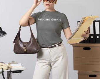 Koszulka Deadline Junkie | Zabawna koszulka z humorem korporacyjnym | Koszulka Last Minute Hustle | Prezent dla Procrastinatora | Koszulka Work Life Balance