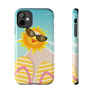 Puede incluir: Una funda de teléfono con un sol de dibujos animados con gafas de sol y chanclas a rayas amarillas y rosas. El fondo muestra una escena de playa con cielo azul y arena. La funda está diseñada para un smartphone.