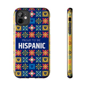 Puede incluir: Funda de teléfono con un vibrante estampado floral en rojo, amarillo y azul. La funda presenta el texto "PROUD TO BE HISPANIC" en letras blancas sobre un fondo azul oscuro. El lateral de la funda es amarillo con un diseño floral.