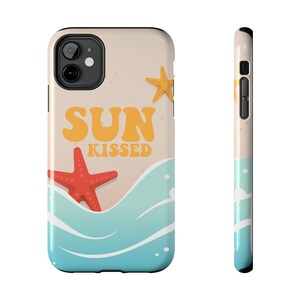 Puede incluir: Una funda de teléfono con temática playera. La funda presenta las palabras "SUN KISSED" en naranja, una estrella de mar roja, una estrella de mar amarilla y olas azules. El fondo es de color beige claro.