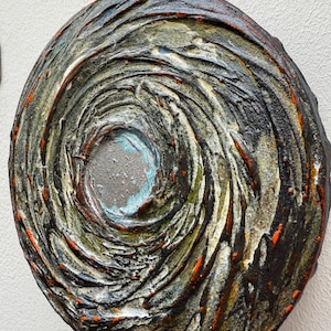 Oeuvre d'art abstraite circulaire texturée, sculpture murale tourbillon 3D dans des tons de terre, technique mixte ronde, peinture sur toile originale faite main