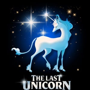 Puede incluir: Un unicornio blanco con una melena y cola azules se encuentra sobre un fondo azul oscuro con estrellas blancas. El unicornio tiene un cuerno dorado y una nariz rosa. El texto "THE LAST UNICORN" est&aacute; escrito en letras blancas debajo del unicornio.