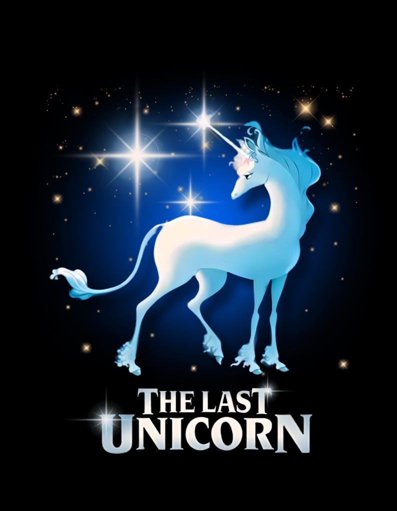 Puede incluir: Un unicornio blanco con una melena y cola azules se encuentra sobre un fondo azul oscuro con estrellas blancas. El unicornio tiene un cuerno dorado y una nariz rosa. El texto "THE LAST UNICORN" est&aacute; escrito en letras blancas debajo del unicornio.