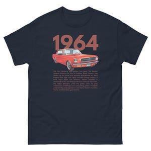 Op de afbeelding: Marineblauw T-shirt met een rode 1964 Ford Mustang afbeelding. Het nummer "1964" is boven de auto gedrukt. Tekst beschrijft gebeurtenissen van 1964. Een klassiek auto-thema T-shirt.