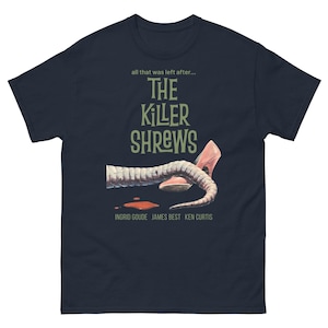 Peut inclure: T-shirt bleu marine avec un design d'affiche de film pour "The Killer Shrews". Le design comprend le titre du film, une illustration stylisée d'une queue de musaraigne et les noms des acteurs. Le texte "all that was left after..." est au-dessus du titre.