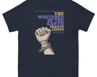 Camiseta Os Condenados da Terra | Camiseta Estampada Frantz Fanon | Camiseta Anticolonial | Camiseta Revolution Fist | Camiseta com Livro Retrô