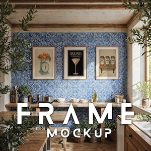 Könnte beinhalten: Drei gerahmte Kunstdrucke hängen an einer blau gemusterten Wand. Die Drucke zeigen eine Waage mit Früchten, einen Cocktail und Gewürzgläser. Das Wort "COCKTAILS" ist auf einem Druck zu sehen. Die Szene spielt in einer rustikalen Küche.