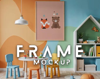 Può includere: Un mockup di arte murale incorniciato con una volpe e un orso dei cartoni animati su sfondo rosa. La stanza ha un tavolo bianco, sedie colorate e una mensola decorativa. Il testo "FRAME MOCKUP" è visualizzato in grandi lettere bianche.