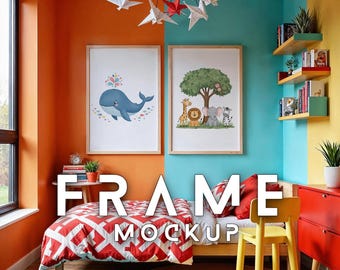 Può includere: Un mockup di camera da letto con due stampe artistiche incorniciate raffiguranti una balena e un albero con animali. La stanza ha un letto con una trapunta a motivi rossi e bianchi, una sedia gialla e una cassettiera rossa. Il testo "FRAME MOCKUP" è visualizzato.