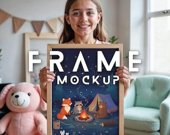 Mädchen hält Rahmen Mockup: Kinderzimmer Deko (PSD & JPG Digital Download