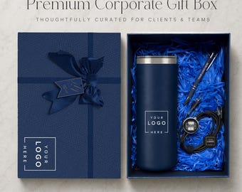 Pode incluir: Uma caixa de presente azul-marinho com fita combinando e um conjunto dentro. O conjunto inclui um copo azul-marinho, uma caneta e um cabo de carregamento, todos com um logotipo quadrado. O texto diz Premium Corporate Gift Box.