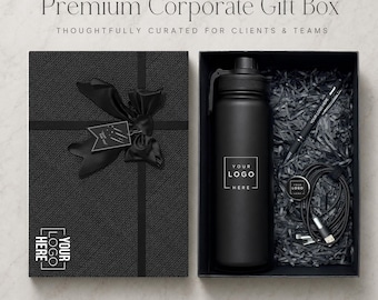 Könnte beinhalten: Eine schwarze Geschenkbox mit schwarzer Schleife, die eine mattschwarze Wasserflasche mit dem Text YOUR LOGO HERE, einen schwarzen Stift und ein schwarzes Ladekabel enthält. Der Deckel trägt den Text Premium Corporate Gift Box und YOUR LOGO HERE.