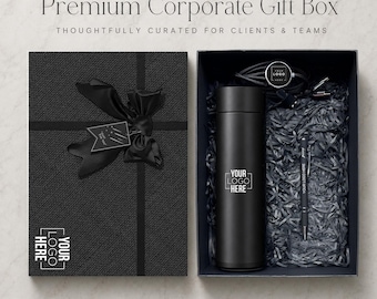 Könnte beinhalten: Eine schwarze Geschenkbox mit strukturiertem Deckel, schwarzer Schleife und einem "FOR YOU"-Anhänger. Darin befinden sich ein schwarzer Isolierbecher, ein Stift und ein rundes Tech-Zubehör auf schwarzem Füllpapier. Alle Artikel tragen "YOUR LOGO HERE".