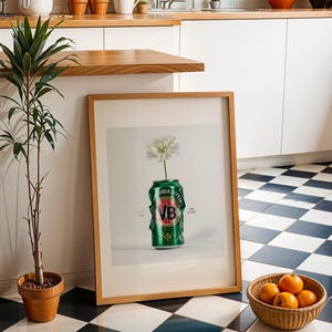 Lata de VB con flor blanca / Decoración de cerveza nostálgica australiana / Pieza de colección de cerveza amarga victoriana / Bar en casa / Regalo australiano único / Cerveza australiana