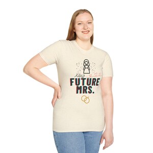 エプコットシャツ 花嫁になる国のチェックリスト ユニセックス ソフトスタイル Tシャツ、未来のミセス、婚約Tシャツ、ウェディングプランニングトップバケーション