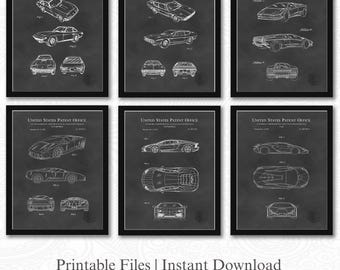 Puede incluir: Seis impresiones enmarcadas de patentes de coches clásicos, cada una con dibujos técnicos detallados en blanco sobre un fondo oscuro. Las impresiones están etiquetadas como "United States Patent Office". El texto "Printable Files | Instant Download" está en la parte inferior.