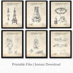 Puede incluir: Seis impresiones de patentes vintage enmarcadas con diseños relacionados con el espacio. Las impresiones incluyen ilustraciones de un cohete, una cápsula espacial y un traje espacial. El texto "UNITED STATES PATENT OFFICE" está en la parte superior de cada impresión. El texto "Printable Files | Instant Download" está en la parte inferior.