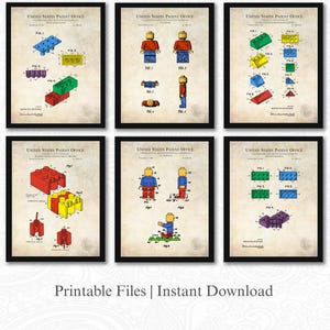 Puede incluir: Seis impresiones enmarcadas de patentes que muestran diagramas coloridos de bloques de construcción y figuras de juguete. Cada impresión está en un marco negro e incluye el texto "UNITED STATES PATENT OFFICE". La parte inferior de la imagen dice "Printable Files | Instant Download".