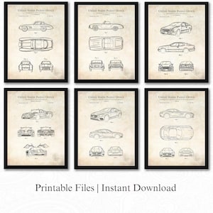 Puede incluir: Seis impresiones enmarcadas de patentes de coches antiguos. Cada impresión presenta dibujos lineales detallados de diferentes modelos de coches, incluyendo vistas laterales, superiores y frontales. Las impresiones están en marcos negros con el texto "UNITED STATES PATENT OFFICE".