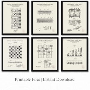 Puede incluir: Seis impresiones enmarcadas de patentes que muestran diagramas de juegos, incluyendo dominó, backgammon y ajedrez. Las impresiones son en blanco y negro, con el texto "UNITED STATES PATENT OFFICE" en la parte superior. La parte inferior de la imagen dice "Printable Files | Instant Download."