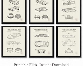Puede incluir: Seis impresiones enmarcadas con ilustraciones de patentes de automóviles antiguos. Cada impresión muestra múltiples vistas de un automóvil, incluidas perspectivas superior, lateral, frontal y trasera. Las impresiones están en marcos negros con un fondo crema. El texto en la parte inferior dice "Archivos imprimibles | Descarga instantánea."