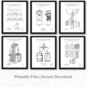 Puede incluir: Seis impresiones enmarcadas en blanco y negro de patentes de la Oficina de Patentes de los Estados Unidos. Las impresiones muestran dibujos técnicos detallados de varios equipos industriales. La frase "Printable Files | Instant Download" está impresa en la parte inferior.