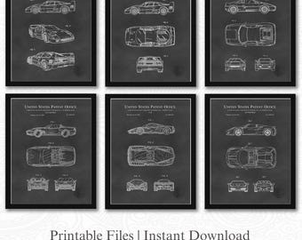 Puede incluir: Seis impresiones enmarcadas con dibujos de patentes de coches antiguos en blanco sobre un fondo gris oscuro. Cada impresión muestra vistas laterales, superiores y frontales del coche. El texto "UNITED STATES PATENT OFFICE" está en la parte superior de cada marco. La parte inferior de la imagen dice "Printable Files | Instant Download."