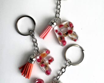 Chaveiro artesanal em resina epóxi com inicial personalizada.