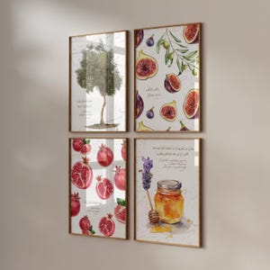 Può includere: Set di quattro stampe ad acquerello con illustrazioni botaniche di fichi, melograni, lavanda e miele. Le stampe hanno testo arabo e sono incorniciate in oro.