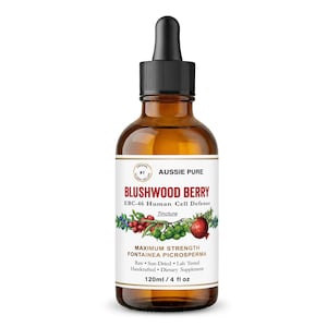 Puede incluir: Una botella de vidrio marrón de tintura Aussie Pure Blushwood Berry. La etiqueta presenta texto y una ilustración de la baya. La botella tiene una tapa cuentagotas negra y contiene 120 ml de líquido.