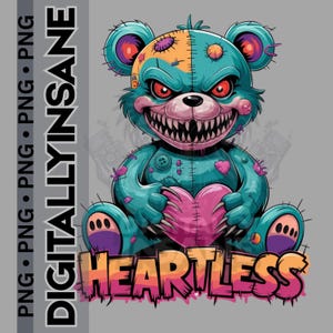 Könnte beinhalten: Digitale Illustration eines türkisfarbenen Teddybären mit bedrohlichem Gesichtsausdruck, der ein rosa Herz hält. Der Bär hat rote Augen, ein genähtes Aussehen und das Wort "HEARTLESS" im Graffiti-Stil. Der Text "DIGITALLY INSANE" befindet sich links.