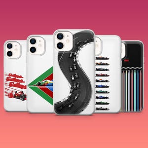 Puede incluir: Una colección de fundas blancas para teléfonos con varios diseños de carreras. Una funda presenta una pista de carreras con coches, mientras que otras muestran coches de carreras y patrones geométricos en rojo, verde y azul. Las fundas se muestran sobre un fondo rosa.