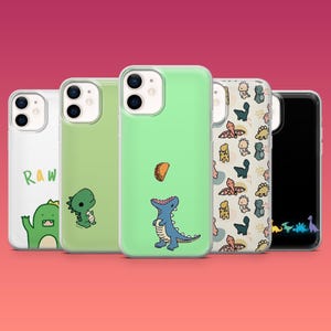 Könnte beinhalten: Fünf verschiedene iPhone-Hüllen mit Dinosaurier-Designs. Die Hüllen sind transparent und zeigen die Farbe des Telefons. Eine Hülle hat einen grünen Dinosaurier mit dem Wort "RAW" darauf. Eine andere Hülle hat einen blauen Dinosaurier mit einem Taco darüber. Die anderen drei Hüllen haben ein Muster aus kleinen Dinosauriern in verschiedenen Farben.