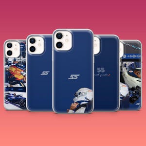 Puede incluir: Un conjunto de fundas de teléfono azul marino. Cada una muestra el número "55" en blanco, con imágenes de carreras, incluyendo un casco y un coche de carreras. Las fundas están sobre un fondo degradado.