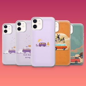 Puede incluir: Una colección de fundas para teléfonos con ilustraciones de furgonetas coloridas. Los diseños incluyen una furgoneta morada con un sol y árboles, una furgoneta con el texto "Just Keep Going" y otros fondos escénicos.