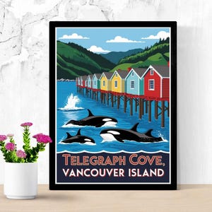 Può includere: Un'illustrazione colorata di una fila di case colorate su palafitte sull'acqua. Le case sono rosse, gialle, blu e verdi. Tre orche bianche e nere nuotano nell'acqua davanti alle case. Il testo "Telegraph Cove, Vancouver Island" è in basso nell'immagine.