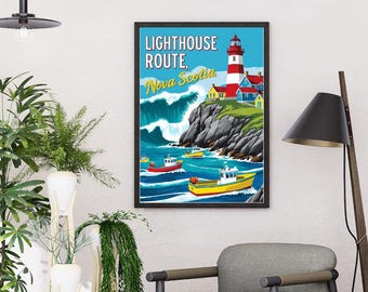 Könnte beinhalten: Eine Illustration im Vintage-Stil eines rot-weißen Leuchtturms auf einer felsigen Klippe mit blauen Wellen, die an das Ufer krachen. Der Text "Lighthouse Route, Nova Scotia" ist über dem Leuchtturm zu sehen. Mehrere kleine Fischerboote befinden sich im Wasser.