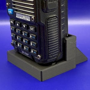 Baofeng BF-F8HP, UV-5X3, and most UV-5R Variants Desk Stand / Mount with Customizable Call Sign