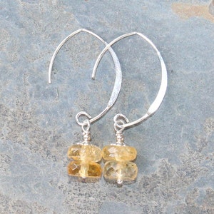 Brincos citrinos, brincos de prata esterlina, brincos de pedra natural, brincos amarelos, brincos de pedras preciosas, brincos feitos à mão, brincos de verão
