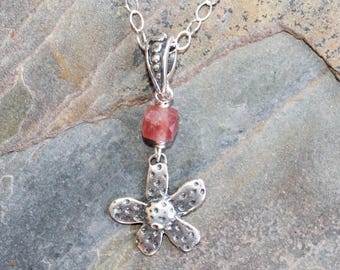 Rosa blomhalsband, rosa halsband, jordgubbskvartshalsband, rosa stenhalsband, naturstenshalsband, sommarhalsband, för henne