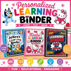 Op de afbeelding: Drie gepersonaliseerde leermappen met kleurrijke afbeeldingen. De linker map toont Bluey-personages, de middelste map bevat Hello Kitty en de rechter map heeft een stripboekthema met de naam Keiser Blu Taylor erop gedrukt.