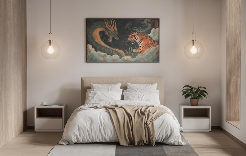 K&ouml;nnte beinhalten: Ein wei&szlig;es Bett mit einer braunen Decke und wei&szlig;en Kissen in einem Schlafzimmer mit Holzboden. Ein schwarzer gerahmter Druck eines Tigers und eines Drachen h&auml;ngt an der Wand &uuml;ber dem Bett. Zwei wei&szlig;e Nachttische mit Schubladen stehen auf beiden Seiten des Bettes. Jede Nachttischlampe hat eine kleine Lampe, die dar&uuml;ber h&auml;ngt. Eine kleine Topfpflanze steht auf dem rechten Nachttisch.