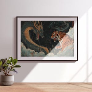 K&ouml;nnte beinhalten: Ein gerahmter Druck, der einen Drachen und einen Tiger zeigt, die sich in einer dramatischen Pose gegen&uuml;berstehen. Der Drache ist gr&uuml;n und blau, w&auml;hrend der Tiger orange und schwarz ist. Beide Tiere sind von Wolken umgeben.