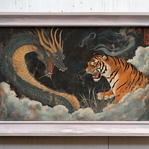 K&ouml;nnte beinhalten: Ein gerahmtes Gem&auml;lde, das einen blauen Drachen und einen Tiger zeigt, die sich in einer dramatischen Szene gegen&uuml;berstehen. Der Drache ist um eine Wolke herumgekr&uuml;mmt, w&auml;hrend der Tiger auf einer Wolke steht und mit offenem Maul br&uuml;llt. Der Hintergrund ist dunkelblau mit wirbelnden Wolken.