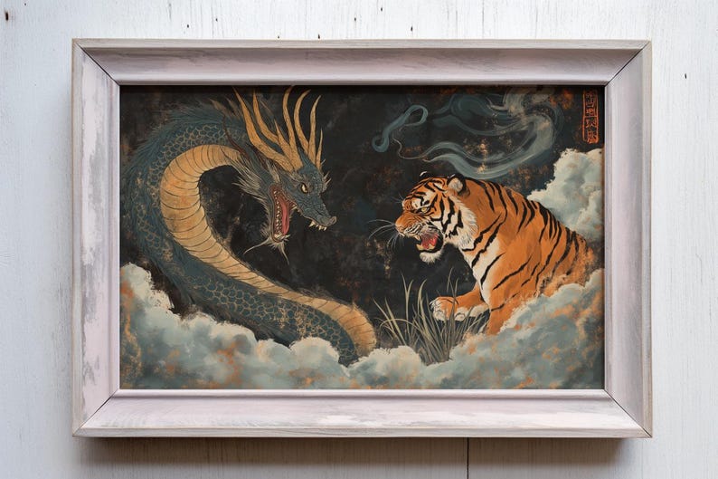 K&ouml;nnte beinhalten: Ein gerahmtes Gem&auml;lde, das einen blauen Drachen und einen Tiger zeigt, die sich in einer dramatischen Szene gegen&uuml;berstehen. Der Drache ist um eine Wolke herumgekr&uuml;mmt, w&auml;hrend der Tiger auf einer Wolke steht und mit offenem Maul br&uuml;llt. Der Hintergrund ist dunkelblau mit wirbelnden Wolken.